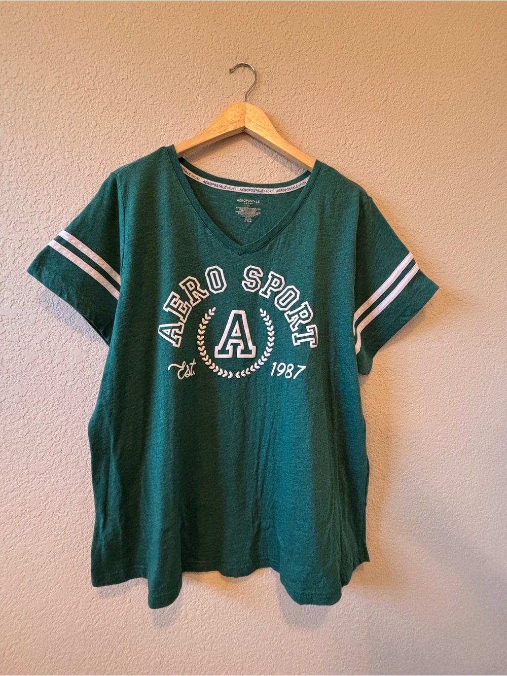Aero Sport Womens Green V-Neck Tee 2X